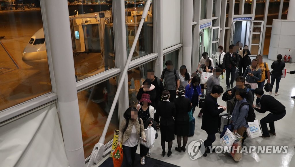 12月1日凌晨，曾滞留巴厘岛的韩国公民抵达仁川国际机场。（韩联社）
