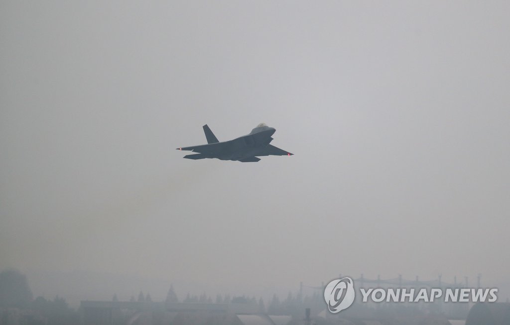 F-22战机起飞