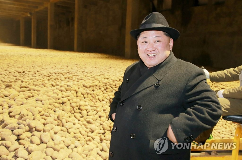 金正恩视察马铃薯粉厂面带微笑