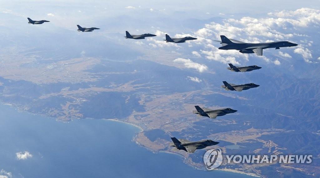 资料图片：2017年12月6日，在韩半岛上空，美国空军B-1B轰炸机和韩美多架战斗机进行编队飞行。 韩联社/韩国空军供图（图片严禁转载复制）