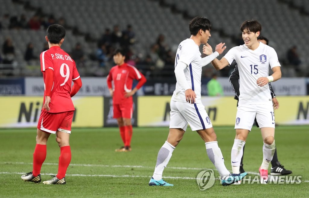 12月11日，在东京体育场举行的东亚杯第二场比赛中，韩国男足（白衣）以1比0战胜朝鲜，取得东亚杯首场胜利。(韩联社）