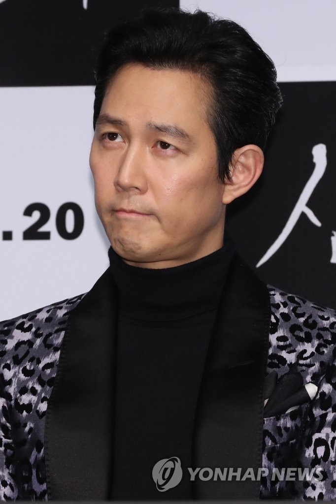 李政宰闪亮西装帅气十足