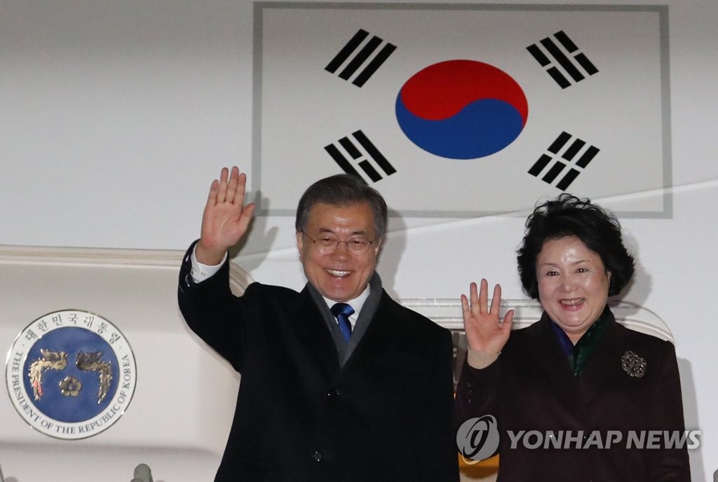 资料图片：12月16日，在位于京畿道城南市的首尔机场，结束对中国的国事访问回国的韩国总统文在寅和夫人金正淑女士走出机舱，向前来接机的人士挥手致意。（韩联社）