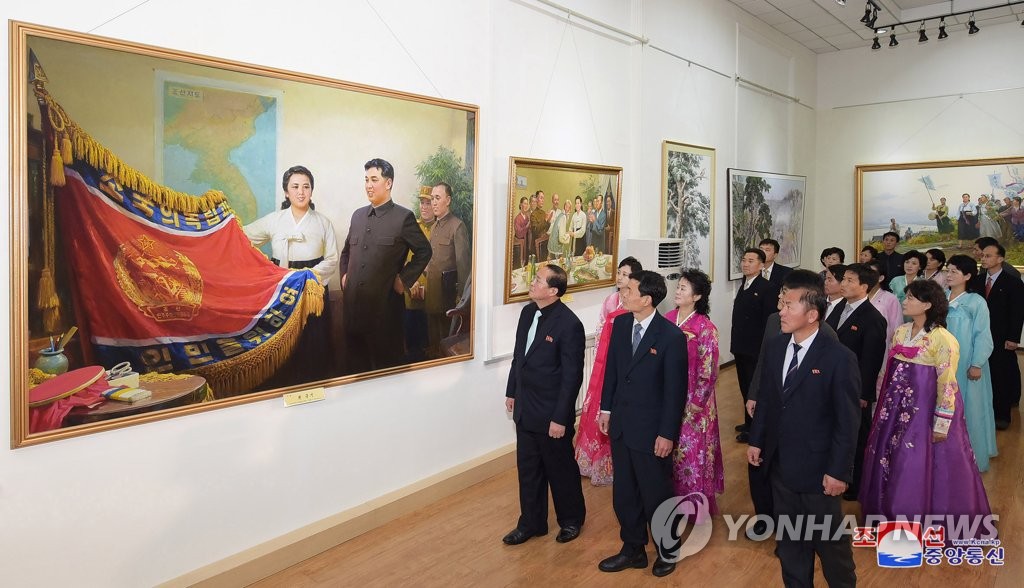 朝鲜举办美术展纪念金正淑诞辰百周年