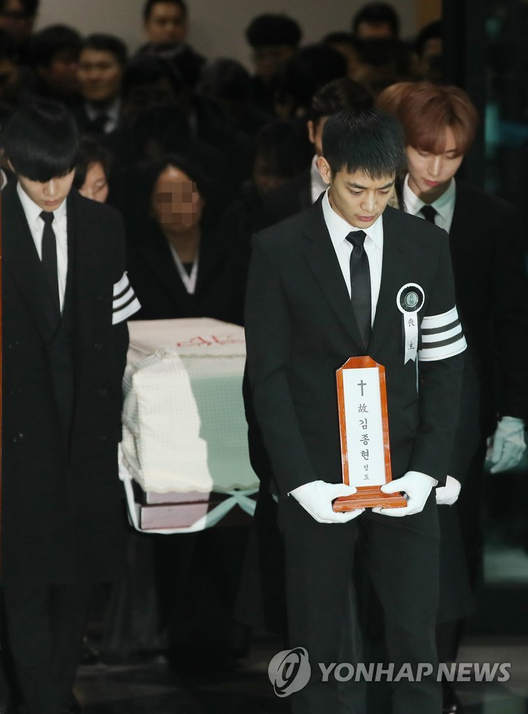 SHINee钟铉出殡仪式
