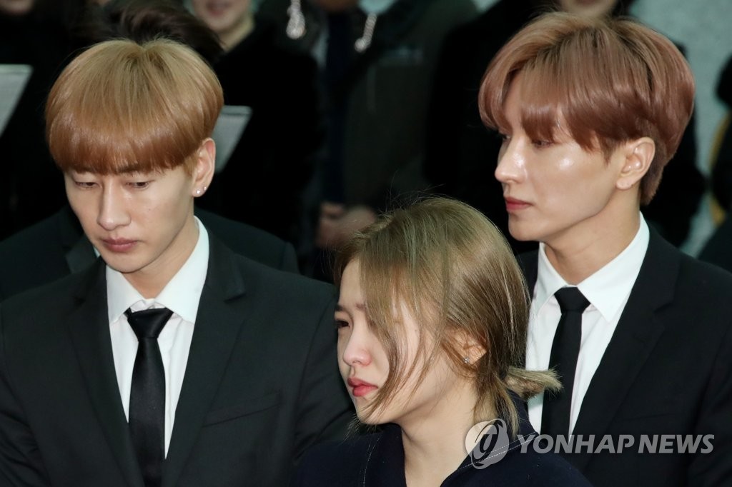 12月21日上午，在首尔峨山医院，Super Junior银赫（左起）、Red Velvet成员Yeri和SJ利特出席出殡仪式。（韩联社） 