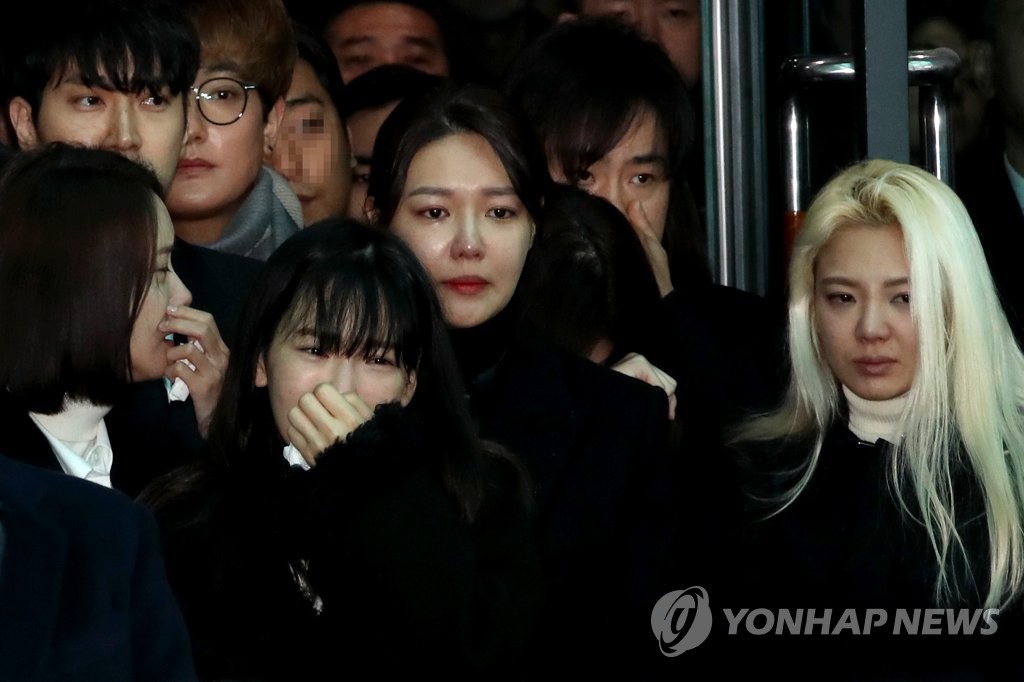 12月21日上午，在首尔峨山医院，少女时代允儿（左起）、泰妍、秀英和孝渊出席出殡仪式。（韩联社）