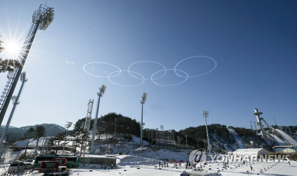 资料图片：12月21日，在韩国江原道平昌Alpensia竞技场，韩国空军“黑鹰”（Black Eagles）特技飞行表演队在表演中画下了奥运五环。（韩联社）