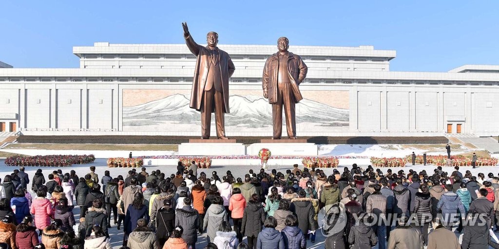 朝鲜居民参拜金日成和金正日铜像