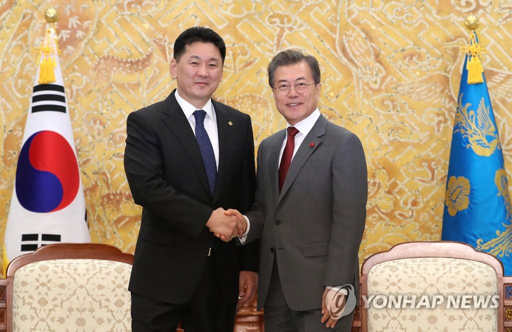 文在寅会见蒙古国总理