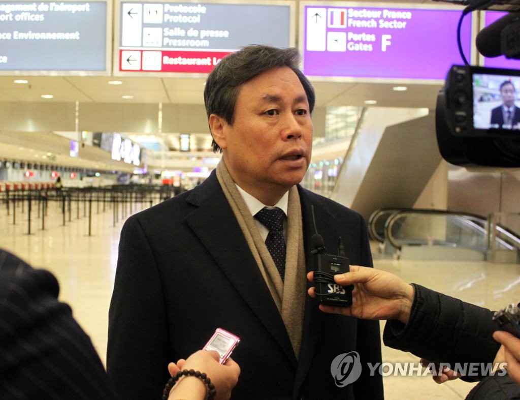 当地时间1月18日，在日内瓦机场，刚下飞机的韩国文化体育观光部长官都钟焕接受媒体采访。(韩联社)
