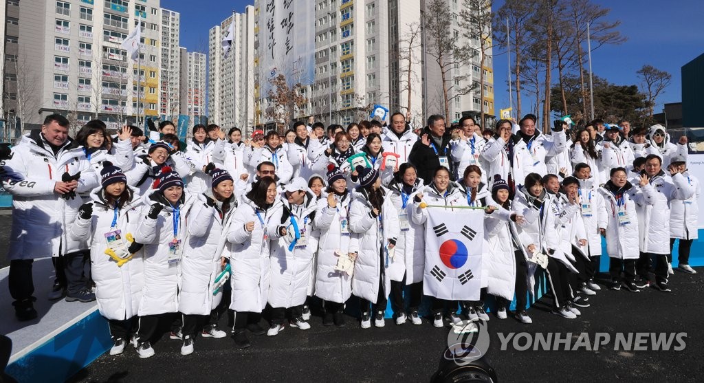 2月7日，在江陵运动员村，韩国体育代表团合影留念。（韩联社）