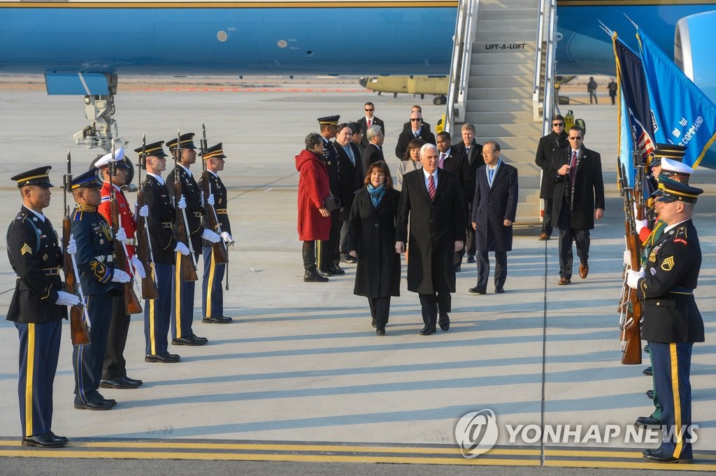 2月8日下午，在京畿道平泽市驻韩美军乌山空军基地，美国副总统彭斯（右）及其夫人卡伦乘专机飞抵韩国。（韩联社/联合记者团）