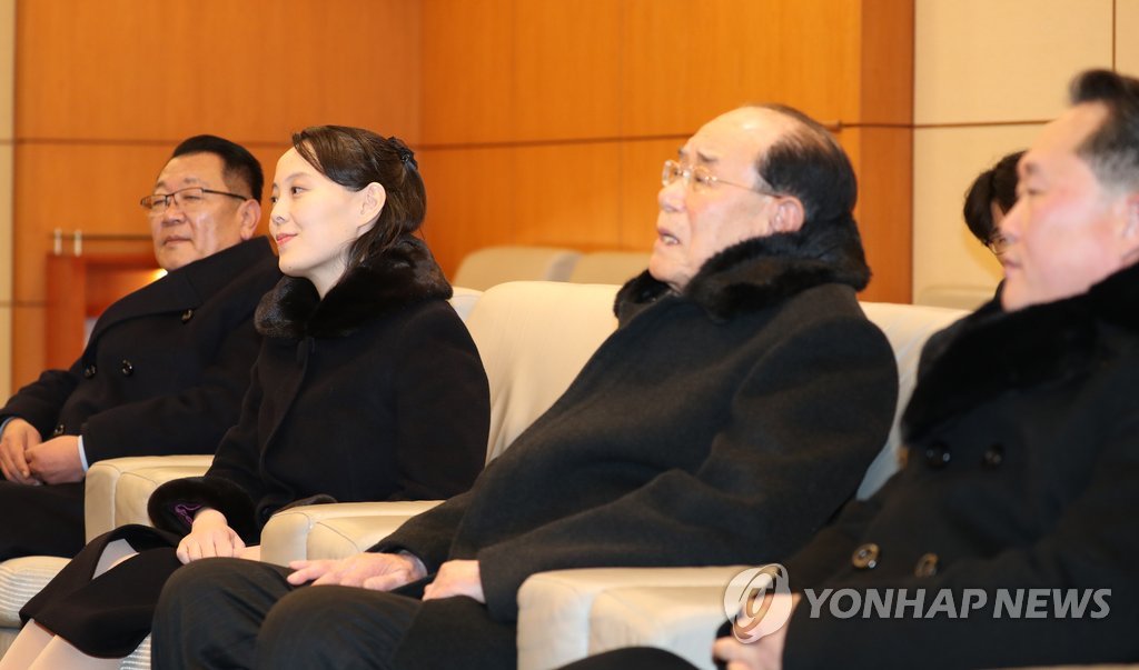 朝鲜高级别代表团与韩方人士交谈
