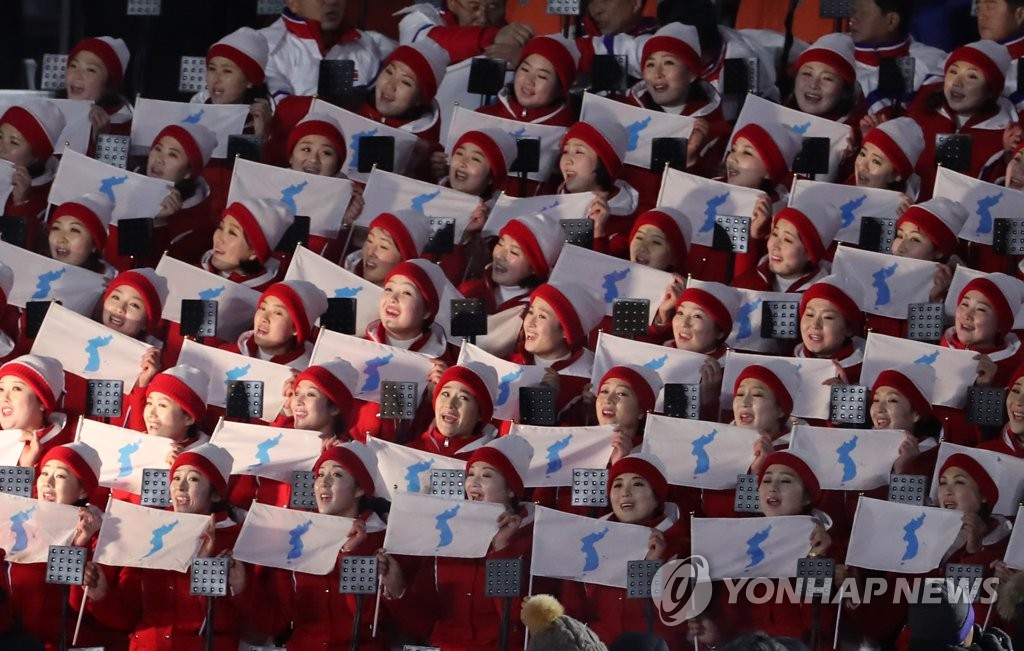 朝鲜拉拉队挥舞韩半岛旗