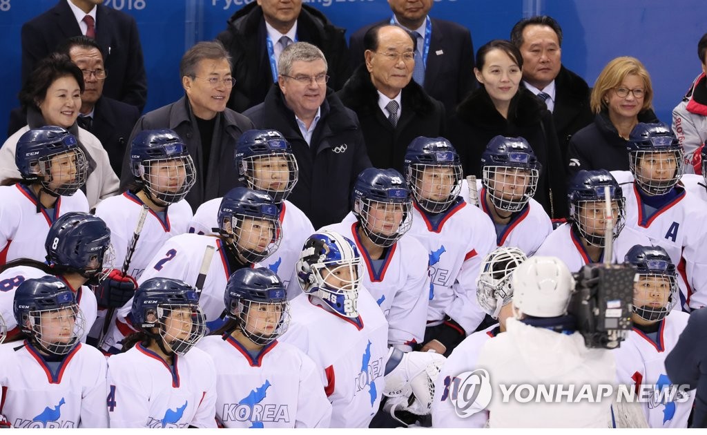 韩朝领导人和女子冰球联队合影