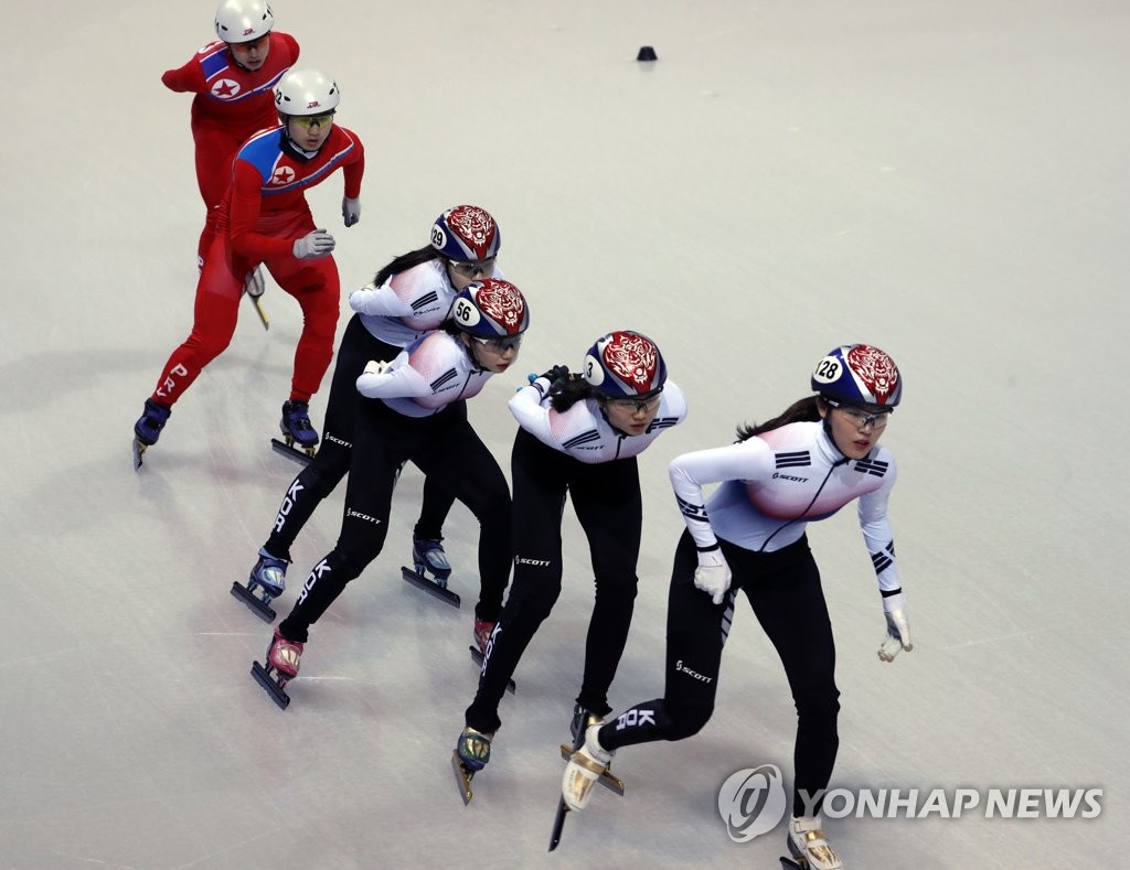 韩朝运动员一起滑冰