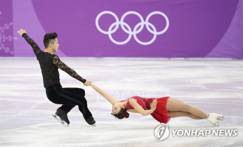 韩组合出场冬奥双人滑短节目