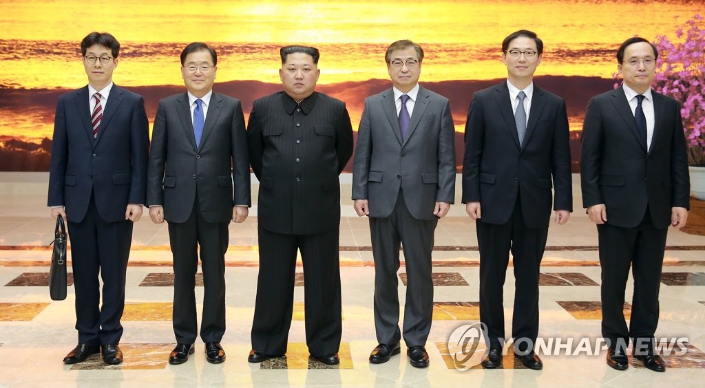 韩总统特使团与金正恩合影