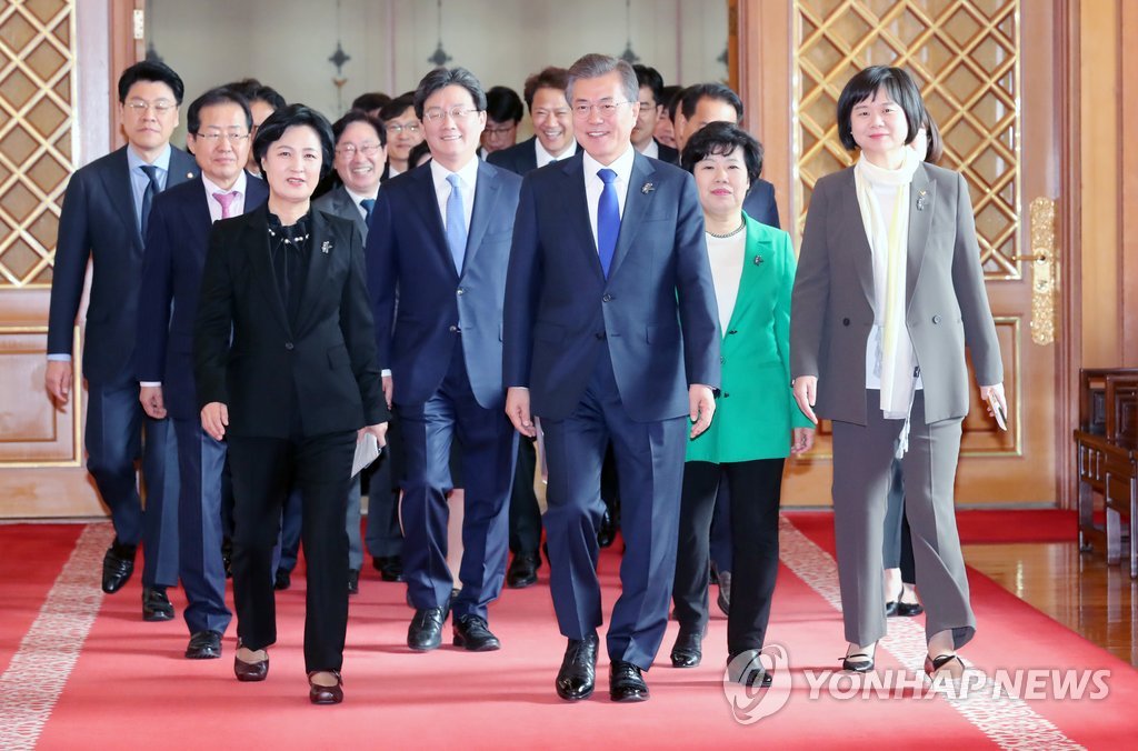 资料图片：2018年3月7日，韩国总统文在寅（左二）会晤朝野五党首。（韩联社）