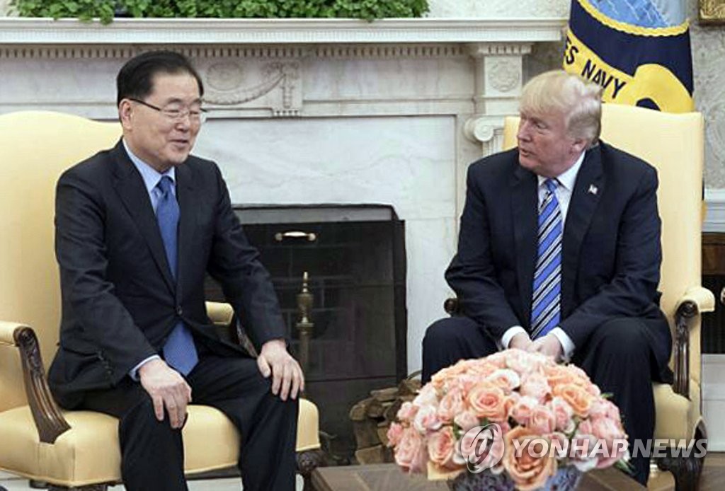 郑义溶（左）与特朗普交谈。 韩联社/青瓦台供图（图片严禁转载复制）