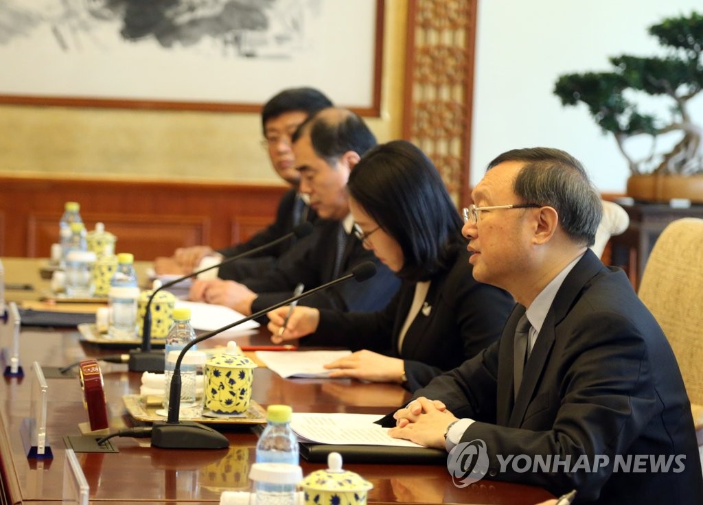 3月12日，在中国北京，杨洁篪（右一）会晤郑义溶并发言。（韩联社）