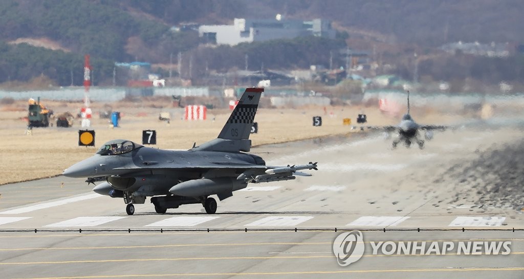 资料图片：美空军F-16战机降落京畿道驻韩美军乌山基地，摄于2018年。 韩联社