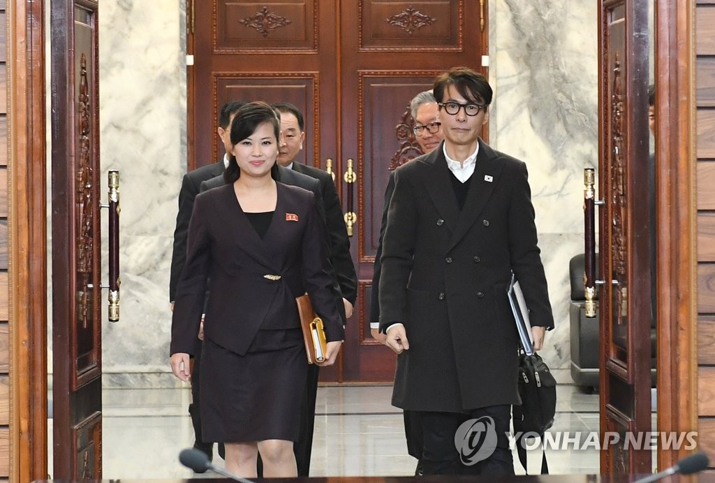 韩朝首席代表步入会场