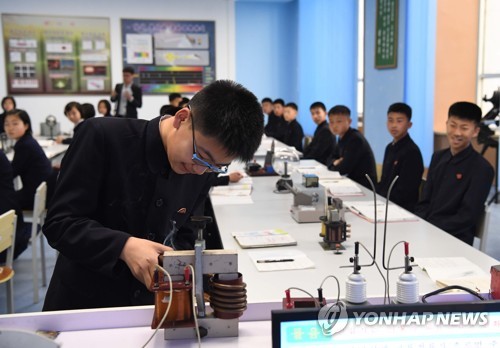 资料图片：2018年4月3日，在万景台青少年宫，朝鲜的科学神童正在操作物理实验装置。 韩联社/联合采访团