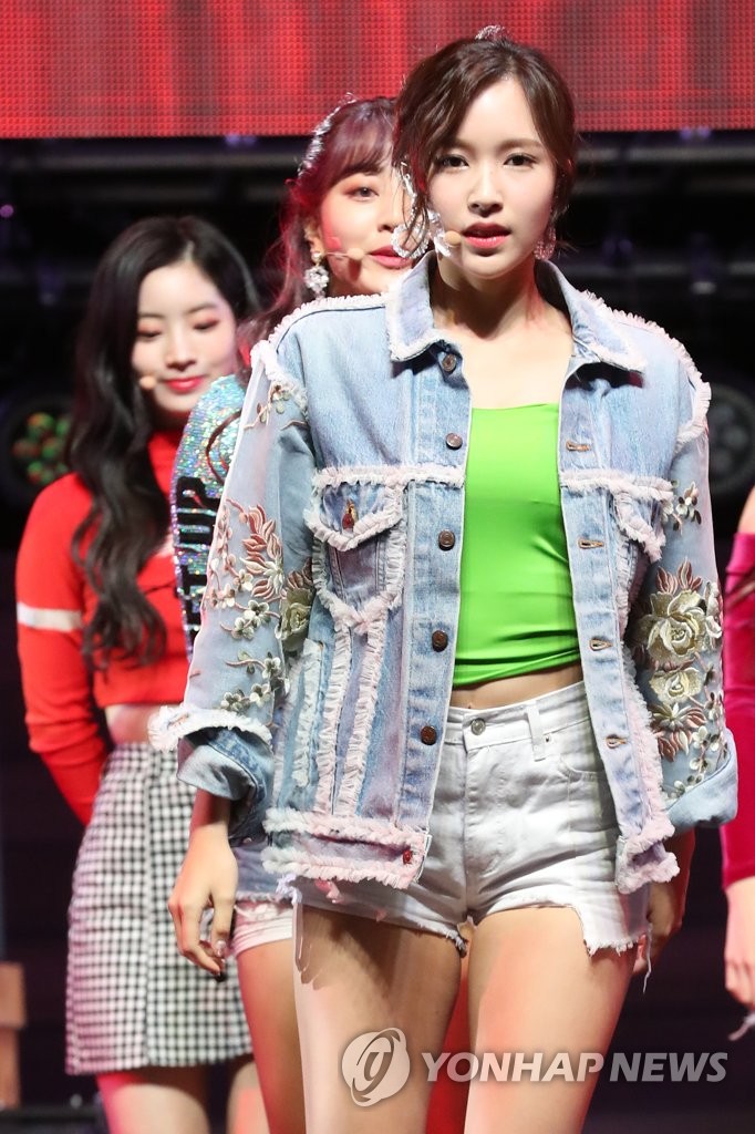 TWICE成员Mina甜美性感