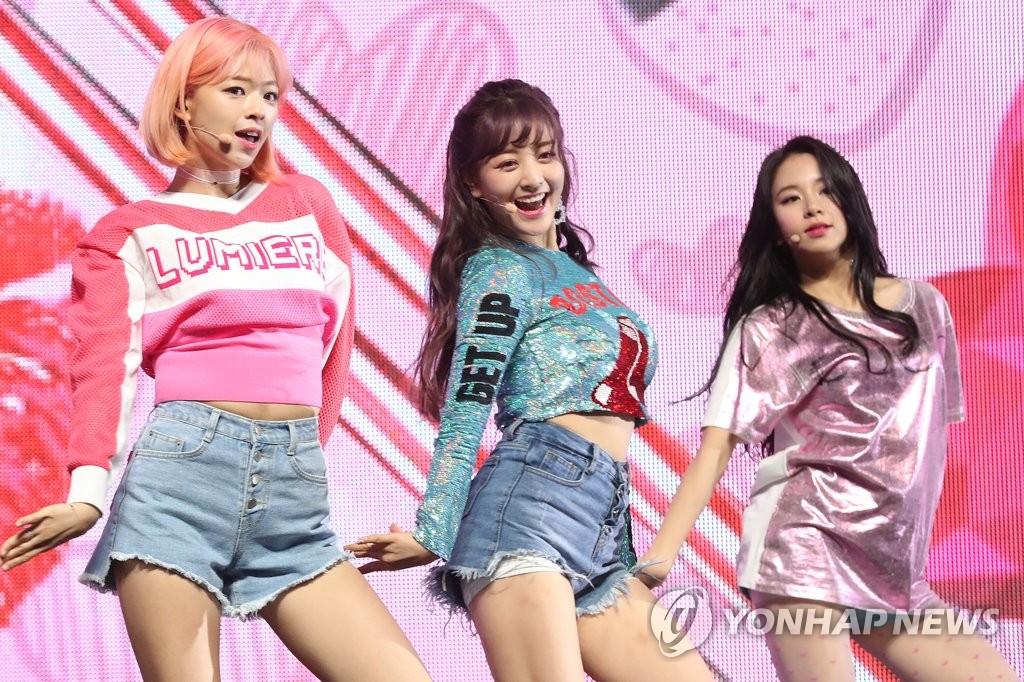TWICE甜美回归舞台