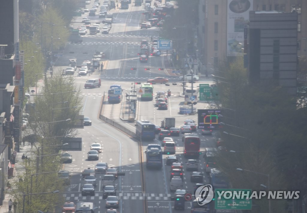 资料图片：4月11日上午，首尔钟路区一带被来自境外的颗粒物和沙尘笼罩，市区灰蒙蒙一片。(韩联社)