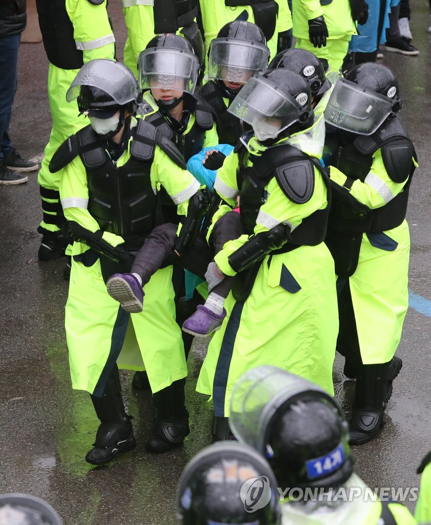 警方驱散反萨团体