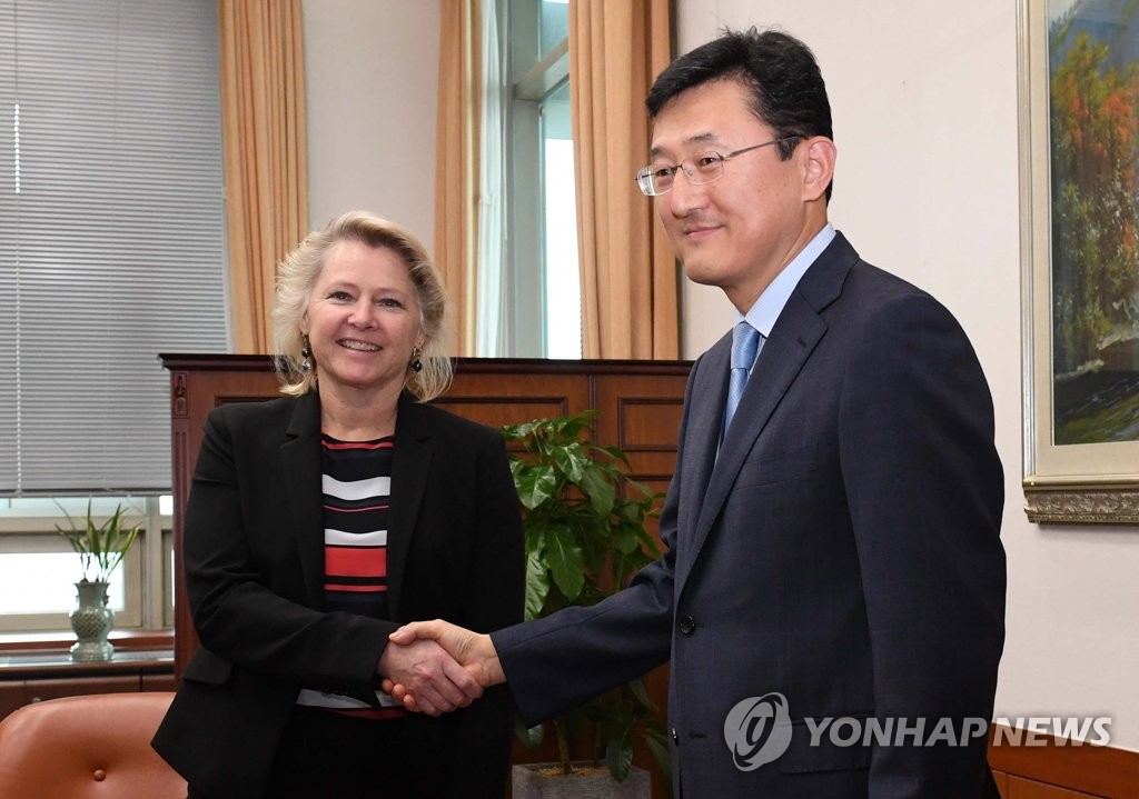 韩美外交高官握手