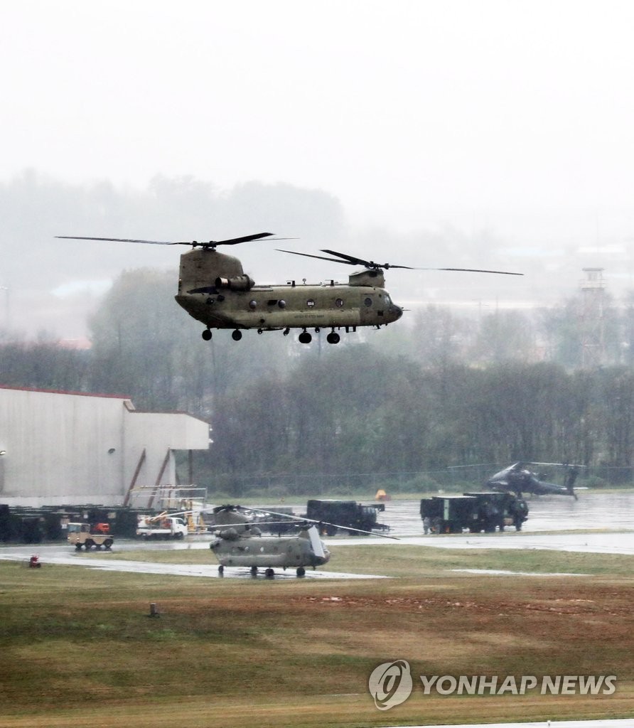 资料图片：2018年4月23日，在京畿道平泽市驻韩美军基地汉弗莱营，一架“支奴干”CH-47直升机高空飞旋。代号为“关键决断”（KR）的韩美联合军演当天启动，为期两周。（韩联社）