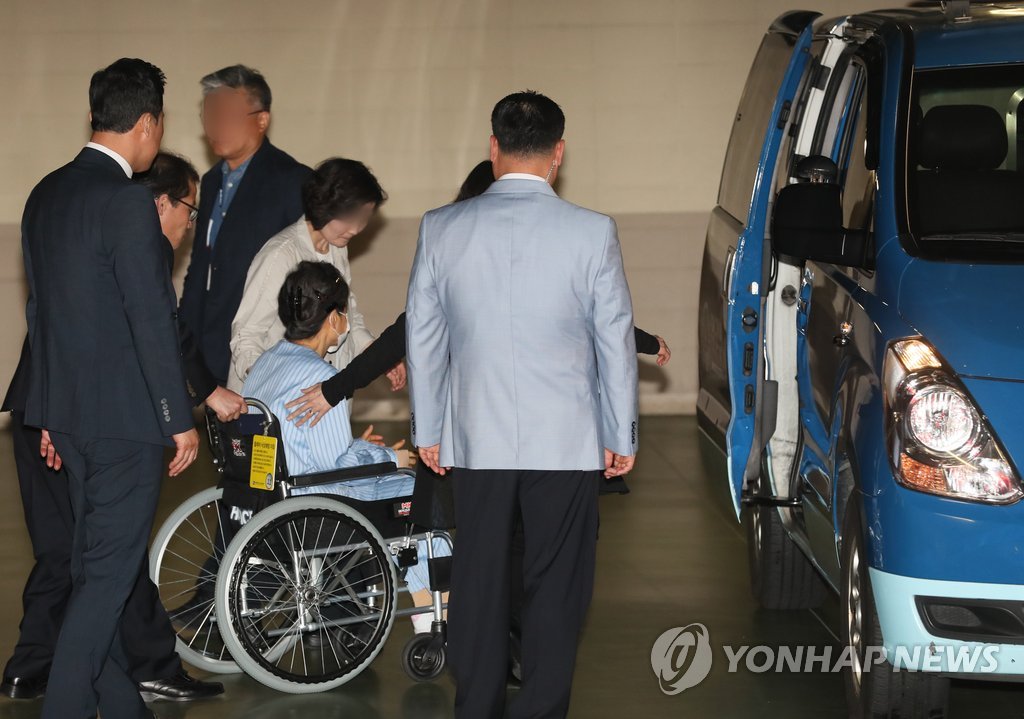 资料图片：2018年5月9日，在首尔圣母医院，关押于首尔看守所的韩国前总统朴槿惠因腰痛外出治疗。(韩联社)