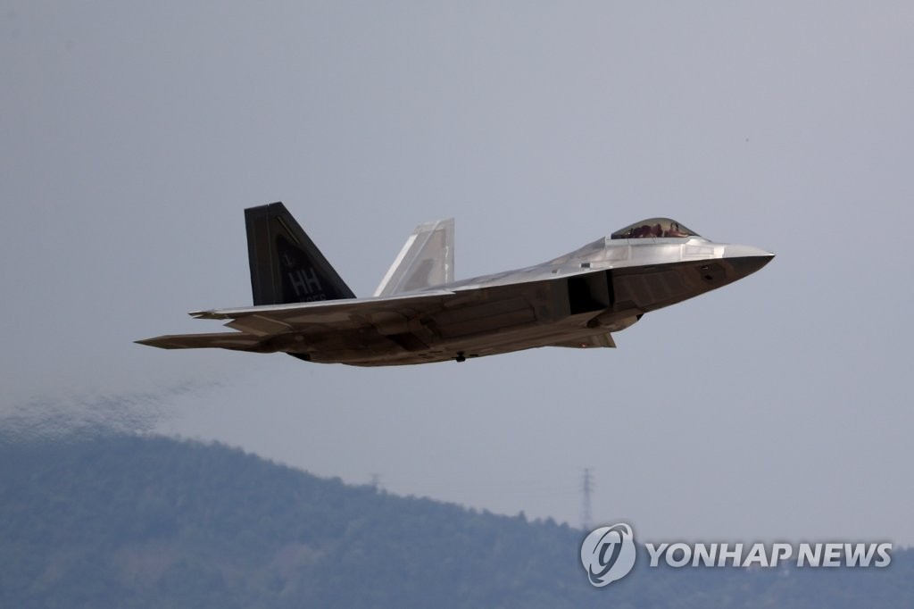 美军F-22战机参加韩美联演
