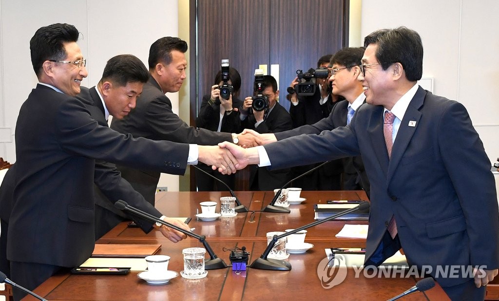 韩朝代表会前握手