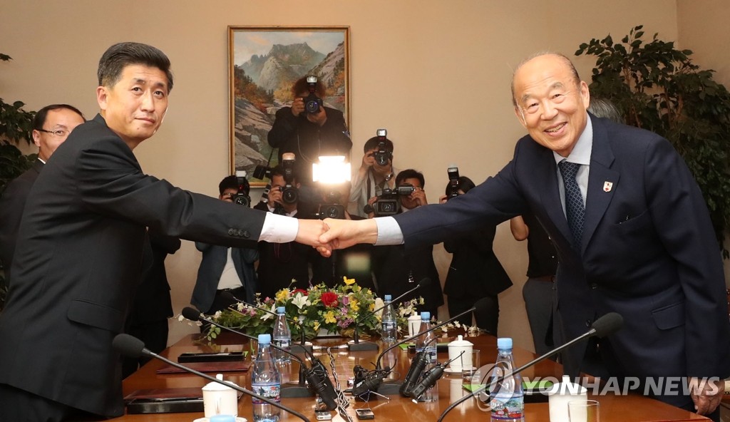 韩朝红十字会会谈双方代表握手
