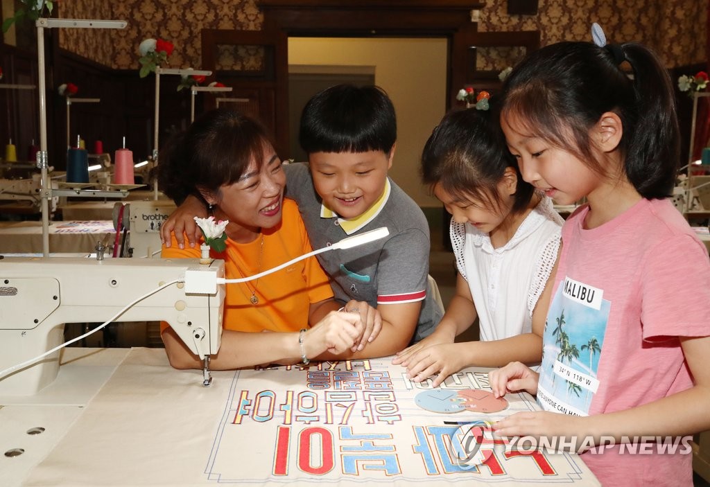 资料图片：2018年7月6日，在位于首尔中区的文化站首尔284（原首尔站），孩子们正在参观以“开城工业园区”为主题的展览会。（韩联社）