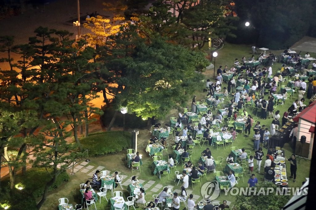 资料图片：2018年7月17日，在釜山天堂酒店，中国游客参加“大提琴家族-2018釜山庆典”开幕式。（韩联社） 