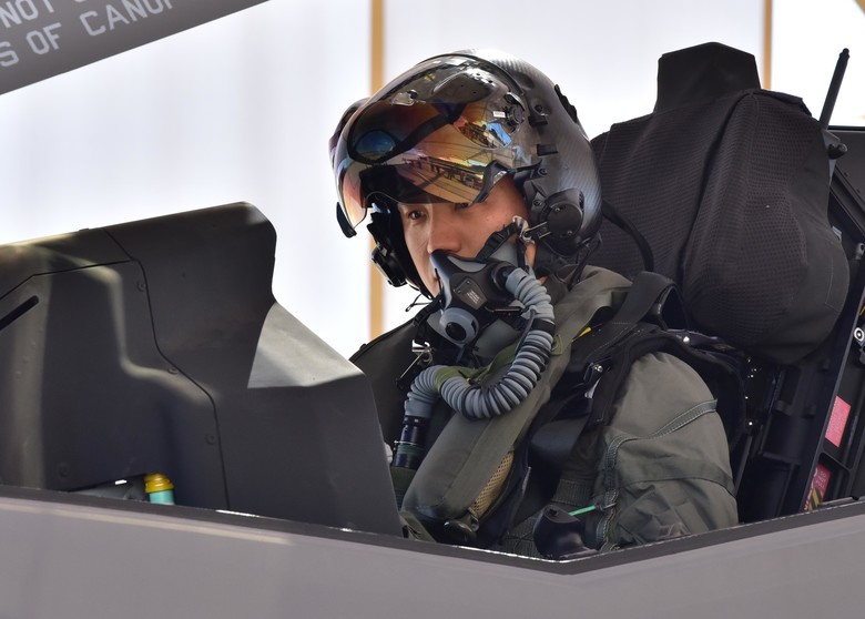 资料图片：当地时间2018年7月25日，韩军飞行员首次独自进行F-35A隐形战斗机试飞。(美空军供图）