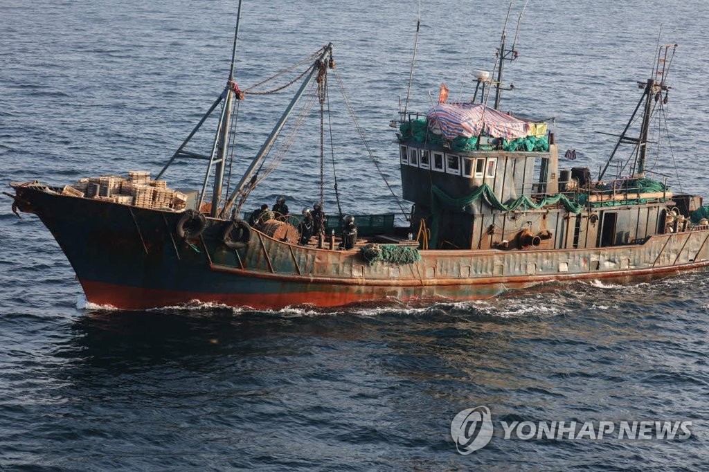 资料图片：在韩国白翎岛附近海域被韩国海警抓获的中国渔船（韩联社/韩国西海五岛特别警备团供图）