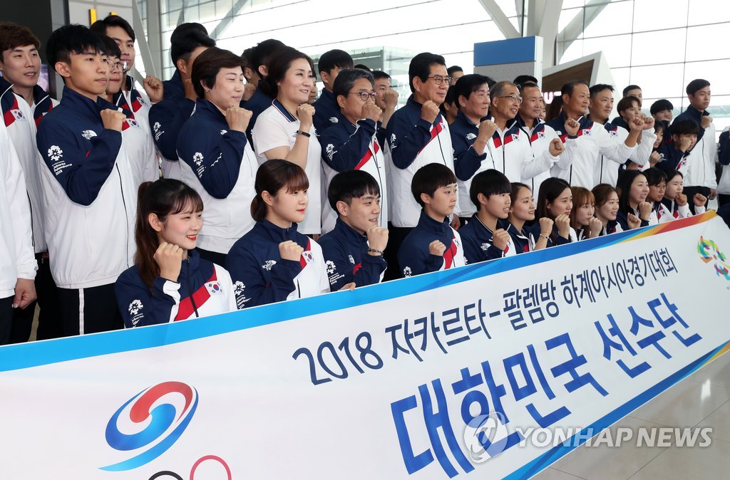 8月15日下午，在仁川国际机场，韩国亚运代表团在出国前合影。（韩联社）