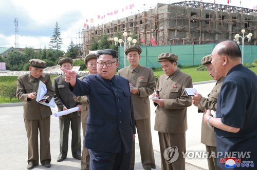 金正恩视察三池渊郡建设工地