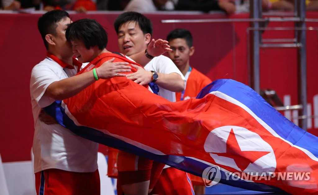 资料图片：雅加达亚运赛场上的朝鲜金牌得主 韩联社