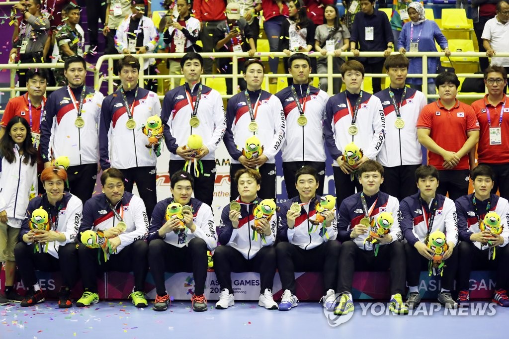资料图片：在2018雅加达亚运会上获得男子手球铜牌的韩国代表队合影。（韩联社）