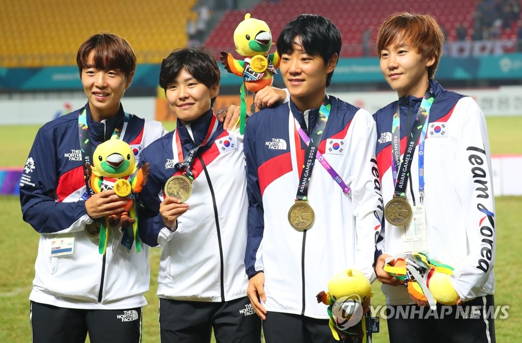 当地时间8月31日，在印尼雅加达，韩国女足选手们登上铜牌领奖台合影留念。（韩联社）