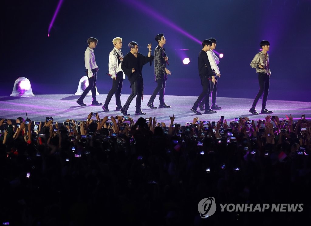 韩国男团iKON在雅加达亚运会闭幕式上进行表演。（韩联社）