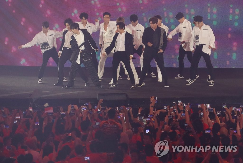 资料图片：2018年9月2日，在印尼格罗拉蓬卡诺体育场，Super Junior亮相雅加达亚运闭幕式。（韩联社）